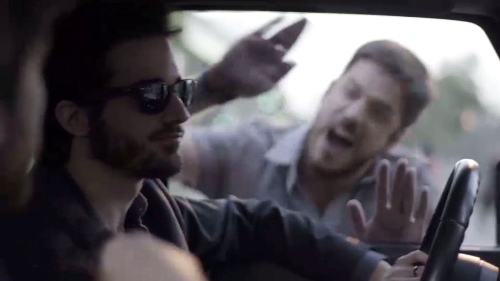 Zeca ataca o carro de Ruy (Foto: TV GLOBO)