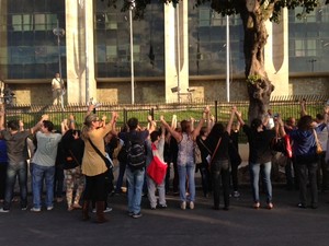 Professores participam de abraço simbólico na Prefeitura do Rio  (Foto: Isabela Marinho )