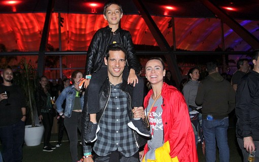 Juliana Silveira e John Vergara com o filho, Joaquim
