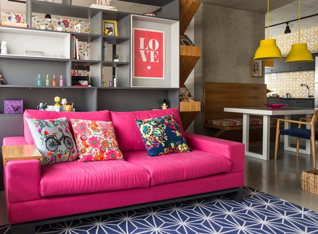 sala-de-estar-sofa-rosa-estante-arquiteta-andrea-murao-simone-marques (Foto: Edu Castello/Editora Globo)