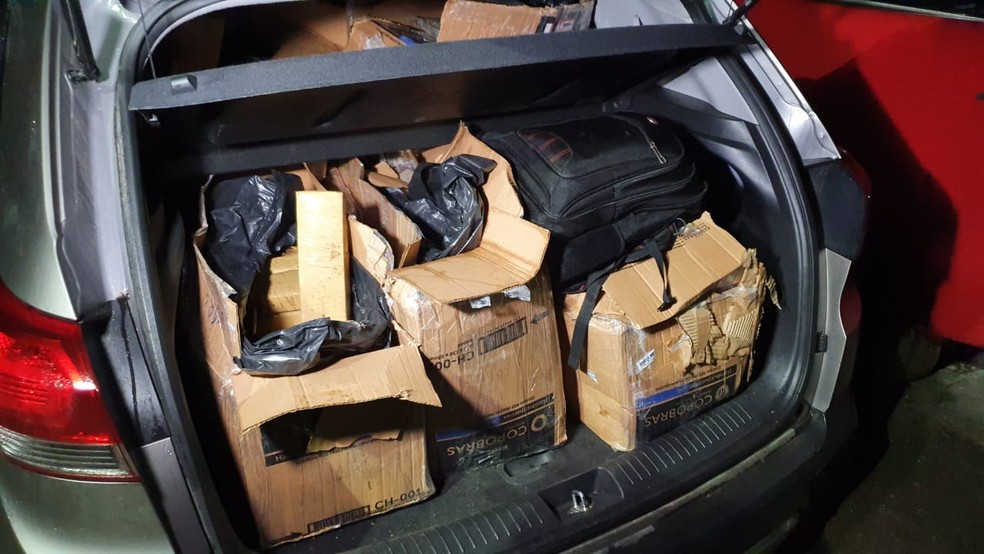 A droga e os ve&iacute;culos envolvidos foram apreendidos e conduzidos &agrave; delegacia &mdash; Foto: Pol&iacute;cia Civil/Divulga&ccedil;&atilde;o