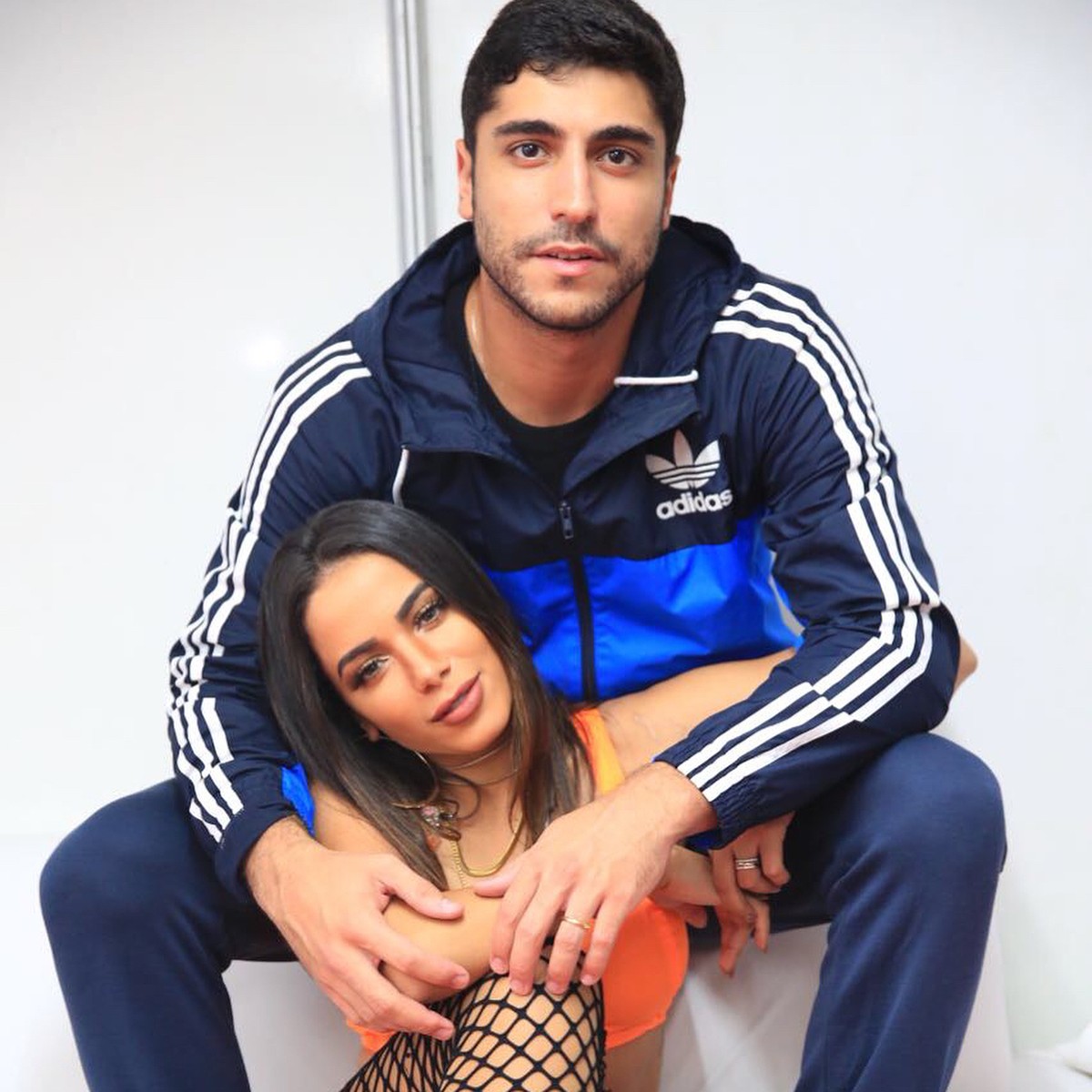 Anitta completa 25 anos e ganha homenagem do marido, que desafia