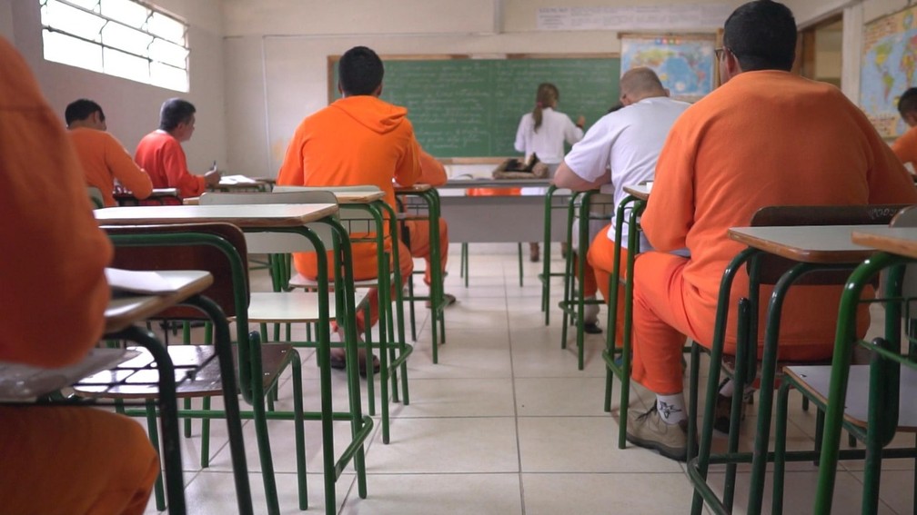 Presos estudam na Unidade de Progressão do Complexo Penitenciário de Piraquara (PR) — Foto: Danilo Pousada/GloboNews