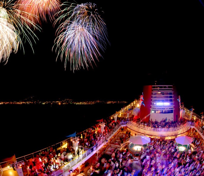 Os navios Disney têm muitas opções de festas, que terminam em clima de magia, com espetáculos de fogos de artifício (Foto: Disney Cruise Line)