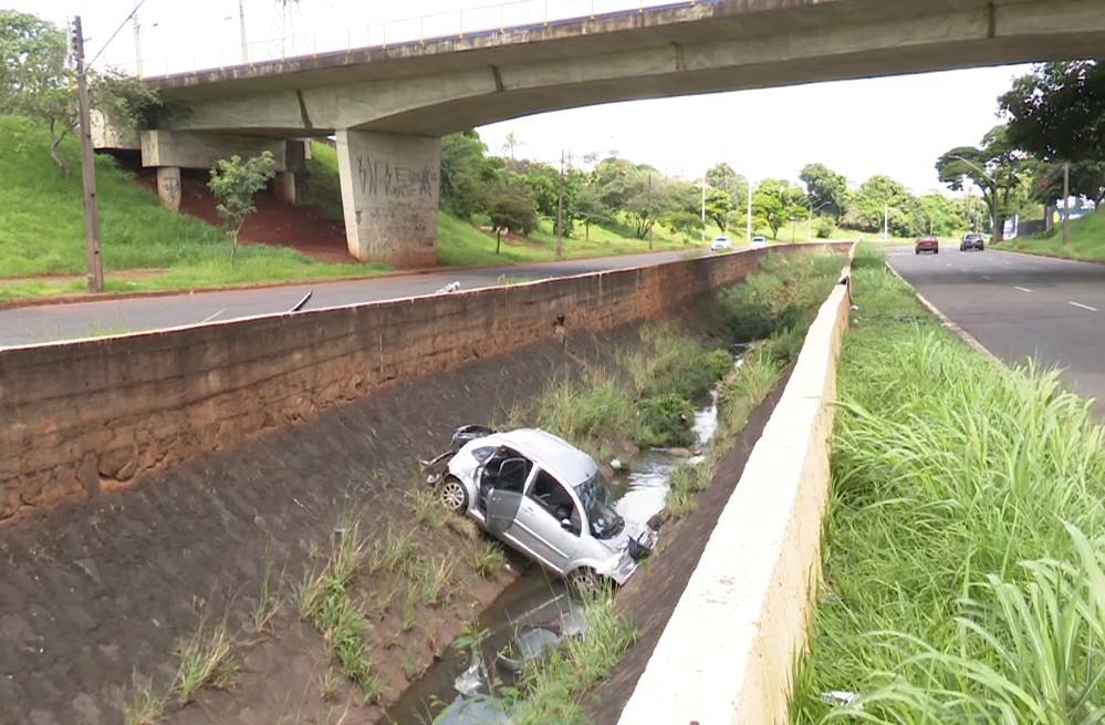 VÍDEO: Dois carros caem do mesmo viaduto com mais de 10 metros de altura em intervalo de 48 horas