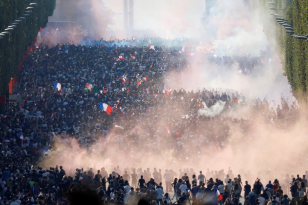 Torcedores da França comemoram em Paris (Foto: Reuters)