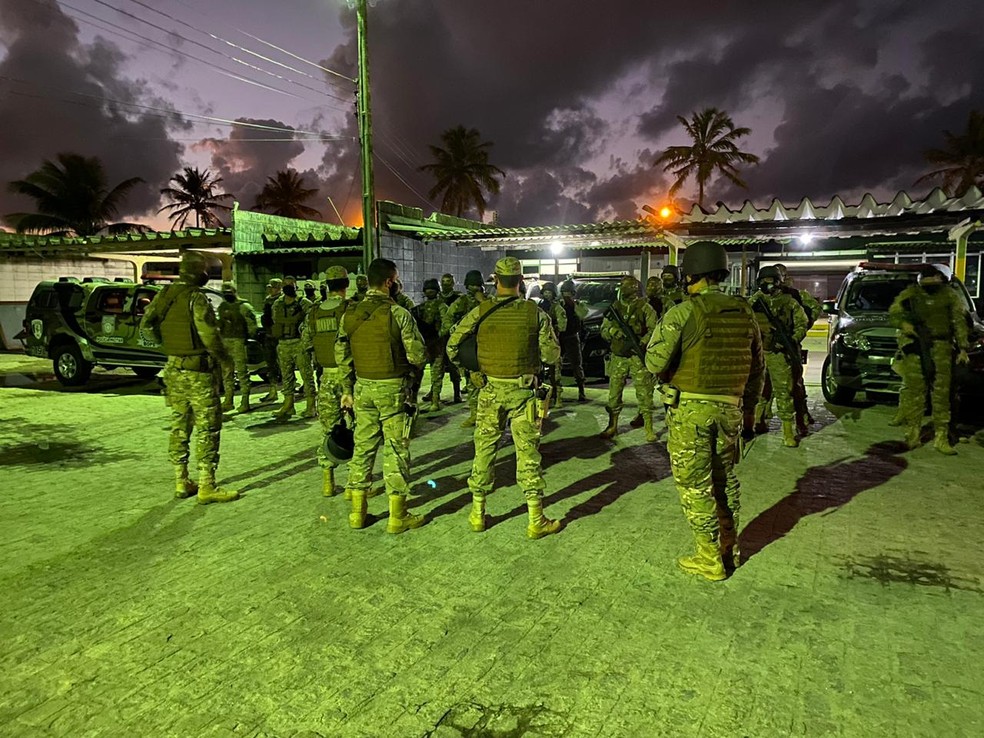 Policiais concentrados antes de iniciar a Operação Xeque Mate em Maceió e Maribondo. — Foto: SSP-AL 