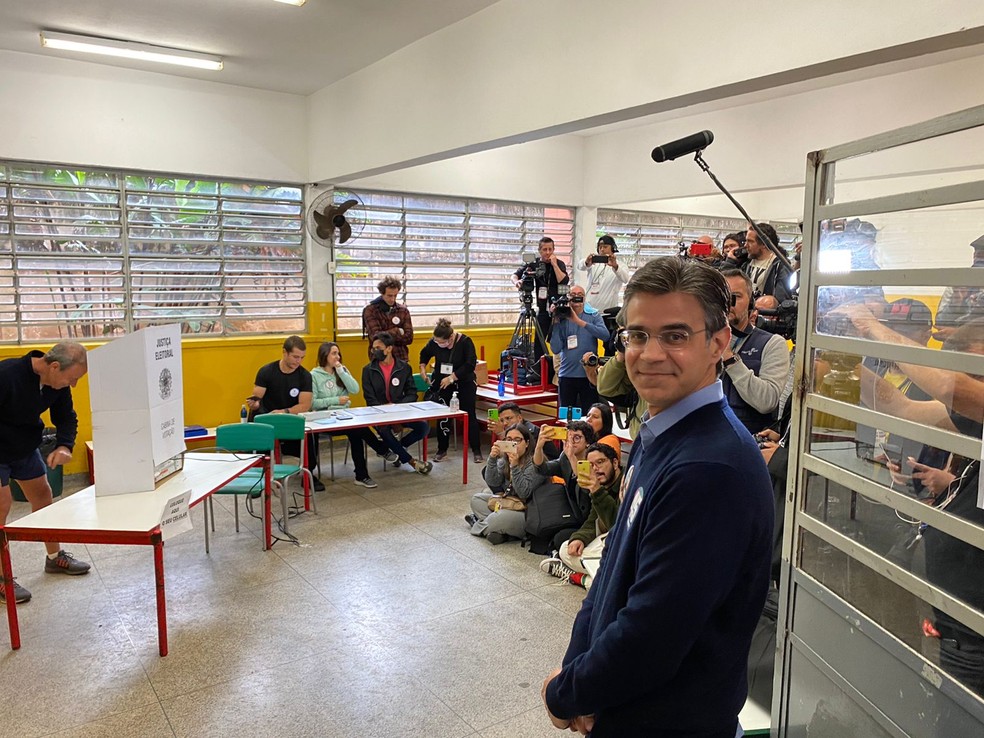 Rodrigo Garcia vota em sala correta depois de ter entrado em sessão errada para votar. — Foto: Gabriel Gabira/TV Globo