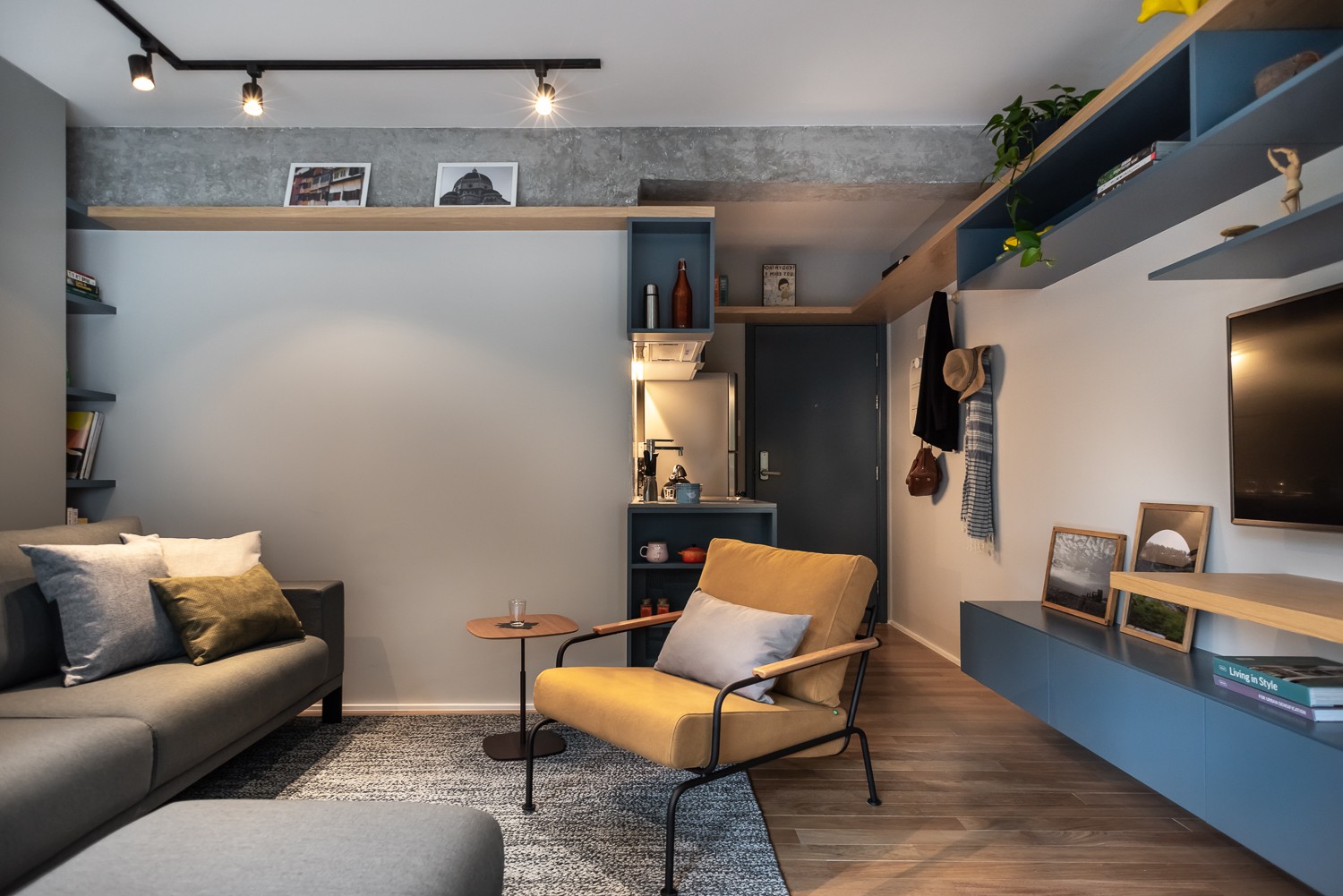 Com decoração neutra, o apartamento para aluguel foi pensado para um jovem adulto moderno (Foto: Escanhuela Photo / Divulgação)