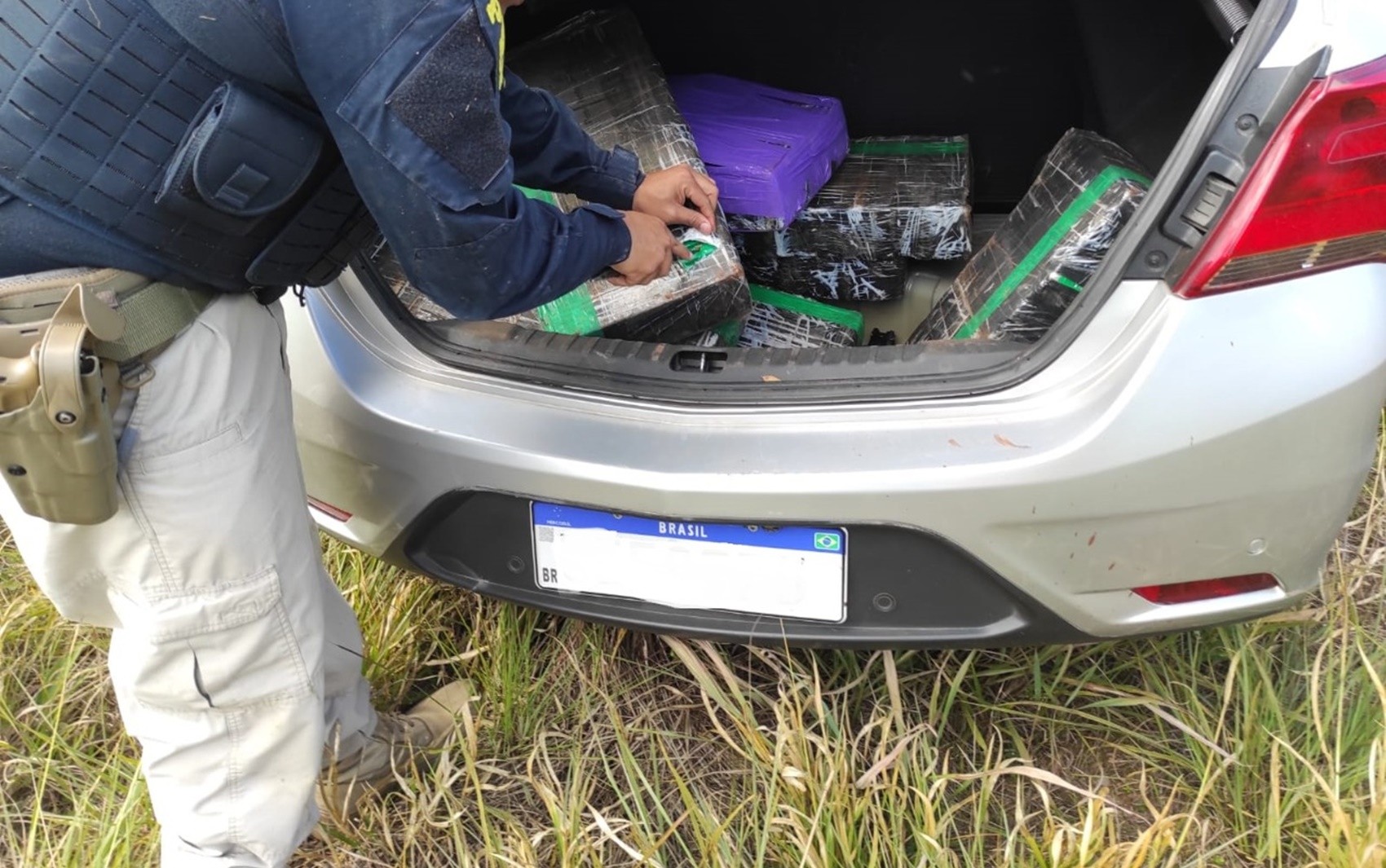 PRF apreende 100 kg de maconha escondidos em porta-malas de carro na Fernão Dias, em Camanducaia, MG