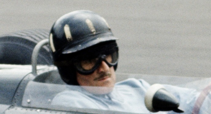 O capacete preto com detalhes em branco de Graham Hill marcou época na F-1 (Foto: Getty Images)