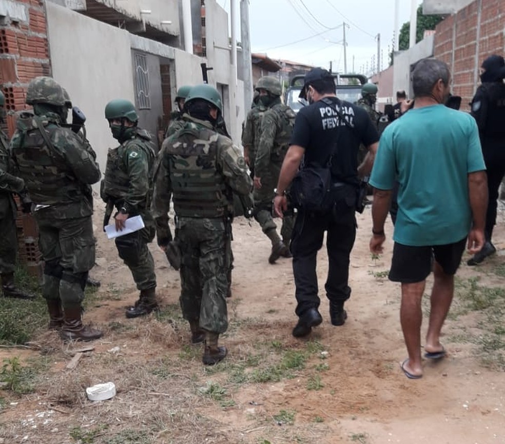 Militares e PF fazem buscas por fuzil no bairro Guarapes, na Zona Oeste de Natal — Foto: Redes sociais 