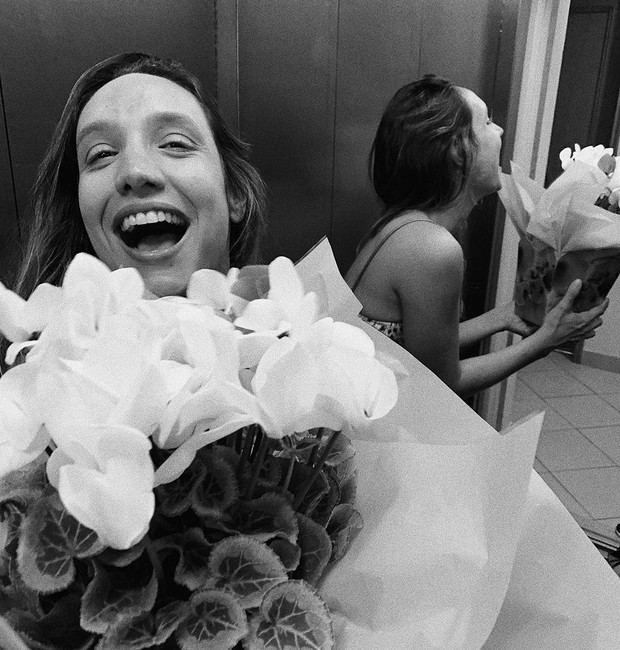 Maria Maya ganhando flores de Laryssa Ayeres (Foto: Reprodução / Instagram)