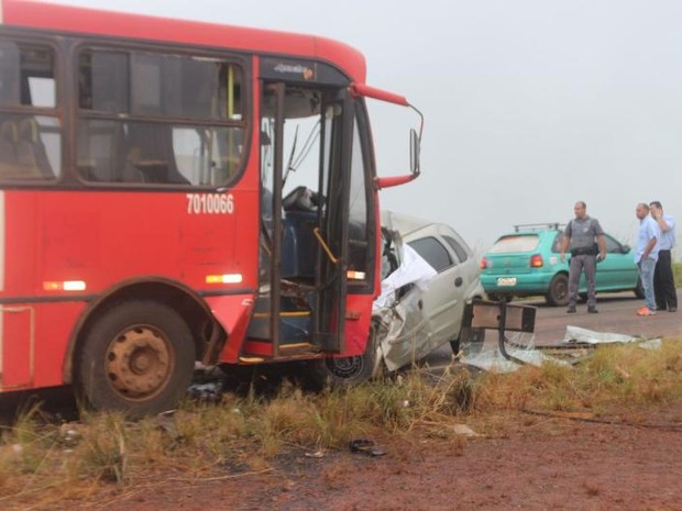 Carro ficou destruído; sete pessoas ficaram feridas e motorista morreu (Foto: Vector News/Arquivo Pessoal)