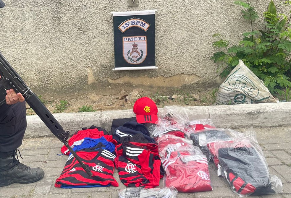 PM recupera em Duque de Caxias parte de carga de camisas do Flamengo que foram roubadas de caminhão — Foto: Divulgação/ PMERJ