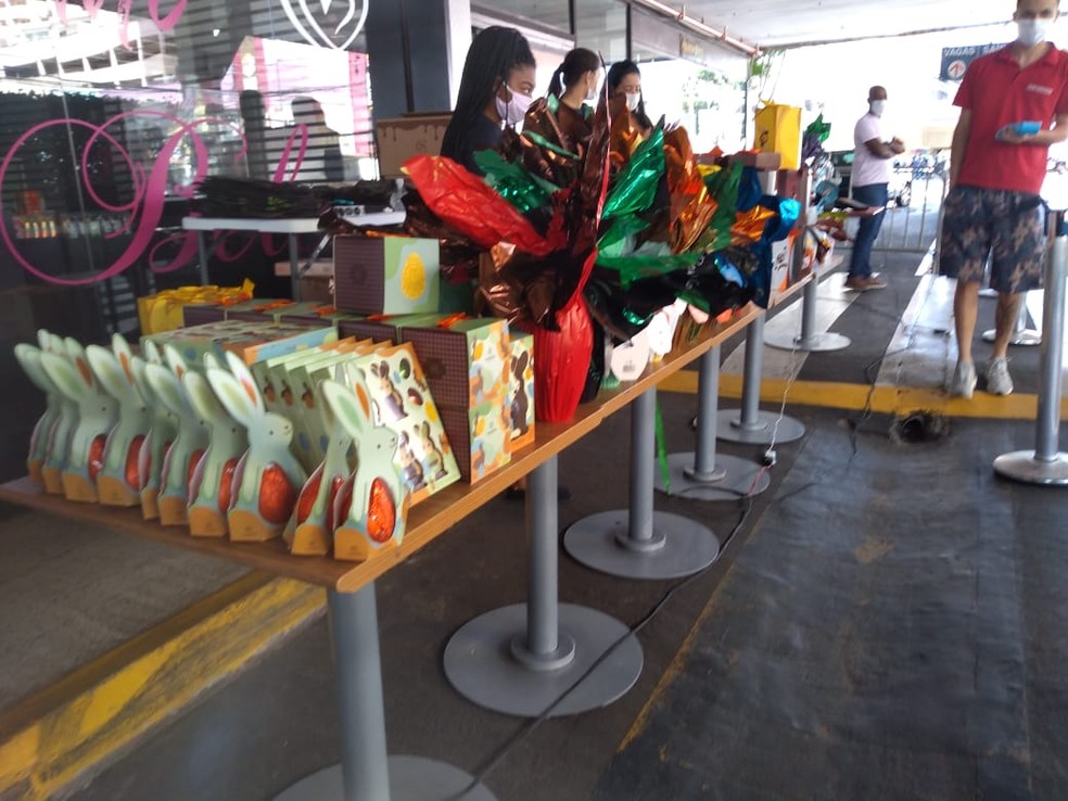Lojistas oferecem os produtos em um drive thru montado no estacionamento do shopping em Bauru — Foto: Fernanda Ubaid / TV TEM 