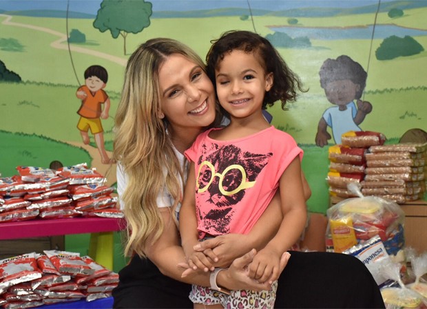 Carla Perez visita pacientes com câncer (Foto: Felipe Souto Maior/BrazilNews)