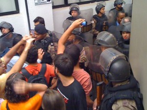 Minas Gerais - Manifestantes tentam furar o bloqueio da Polícia Militar para tentar na Câmara Municipal (Foto: Pedro Triginelli/G1)