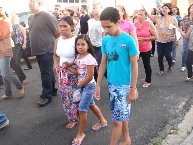 Josefa Cristina veio com os filhos acompanhar a procissão (Foto: Michelle Farias/G1)