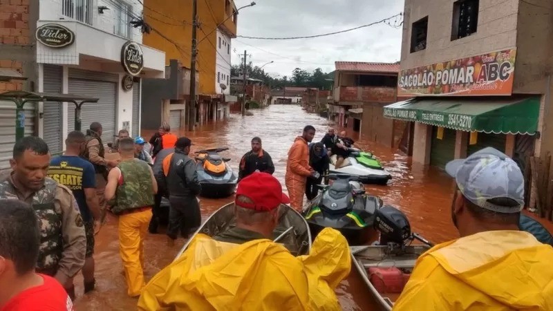 Corpo de Bombeiros realizam resgate de moradores em Nova Lima, cidade de Minas Gerais atingida pelas chuvas (Foto: DIVULGAÇÃO/BOMBEIROS MG)
