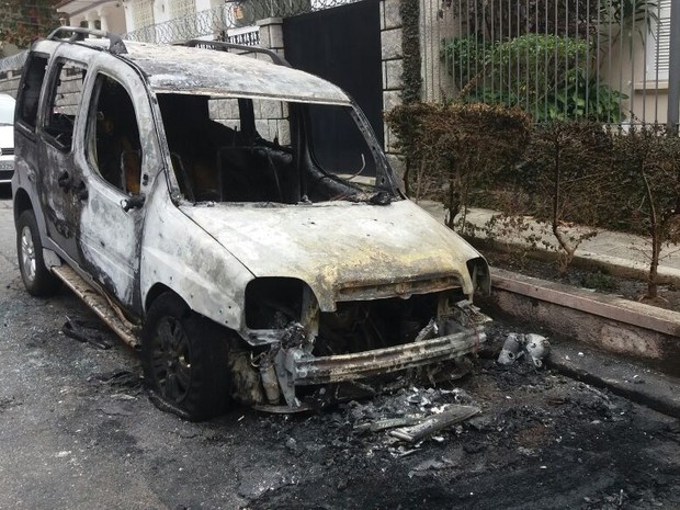 Carcaça de carro queimado na Tijuca seguia na rua no início da tarde (Foto: Janaína Carvalho/G1)