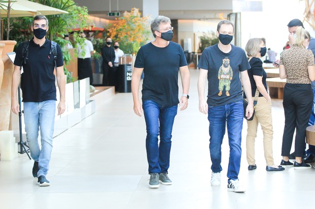 Tiago Leifert, Boninho e Rodrigo Dourado passeiam em shopping (Foto: Fabricio Silva/AgNews)