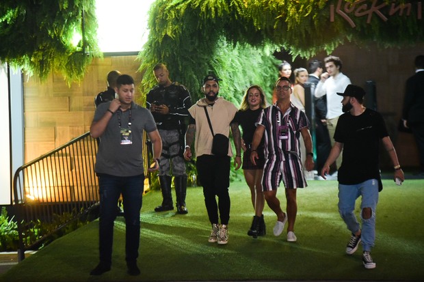 Bruna Griphao vai embora com Gabigol e amigos do jogador (Foto: Leo Franco/AgNews)