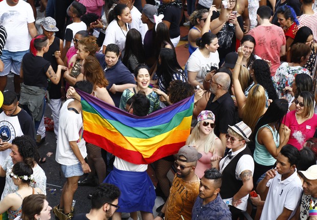 Milhares de pessoas acompanharam os trios elétricos durante a Parada Orgulho LGBT em São Paulo (Foto: Cesar Itiberê/Fotos Públicas)