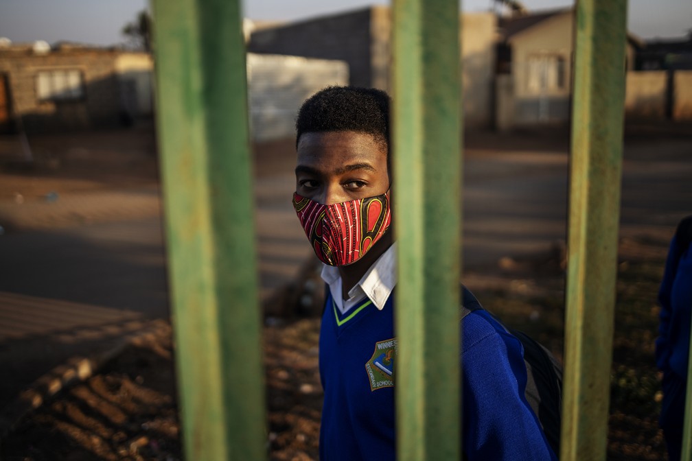 Aluno de escola em Tembisa, na África do Sul, usa máscara na volta às aulas presenciais nesta segunda-feira (8) — Foto: Michele Spatari/AFP