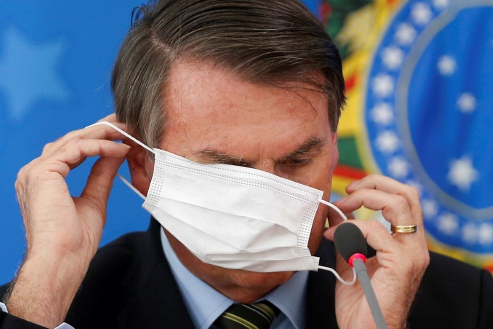 Bolsonaro durante entrevista sobre o coronavírus na tarde desta quarta-feira (18) — Foto: REUTERS/Adriano Machado