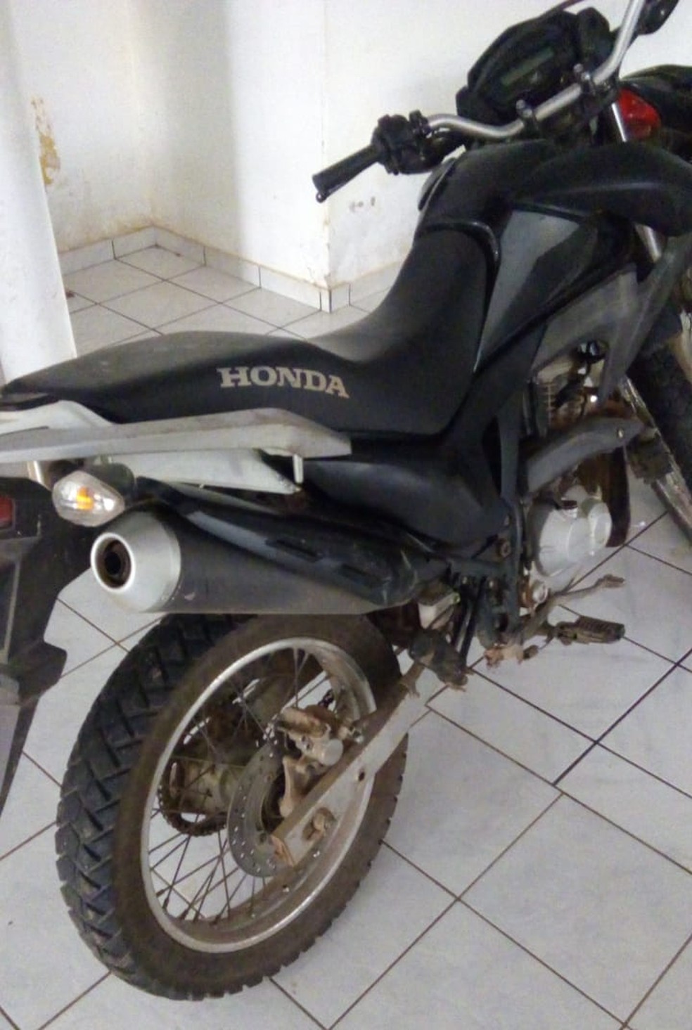 Moto usada no arrastão foi roubada antes do crime — Foto: Divulgação/Polícia Militar