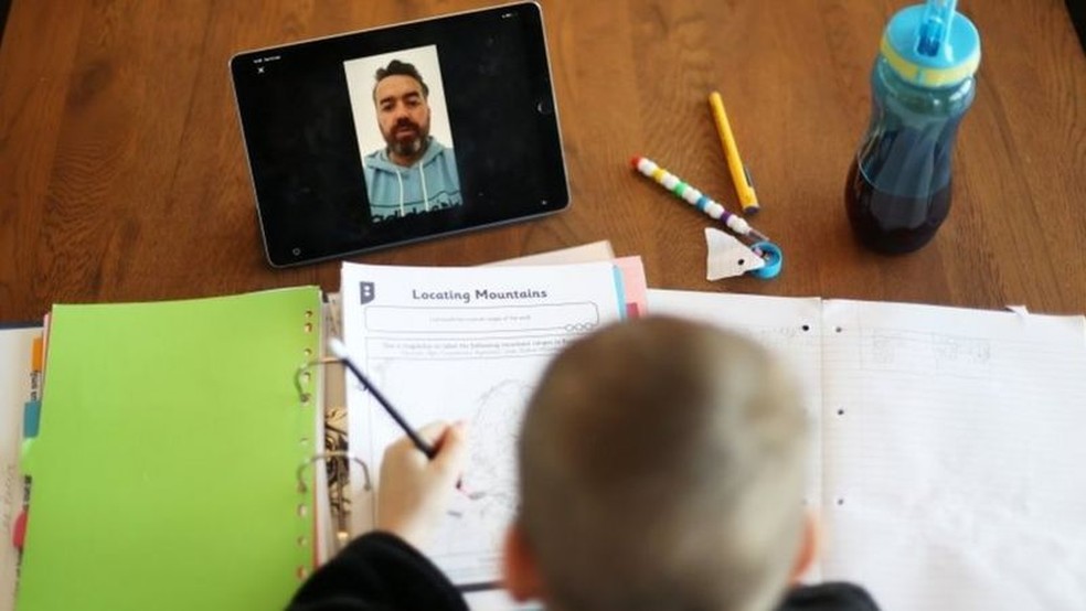 Pesquisas apontam exaustão de professores — Foto: Reuters via BBC