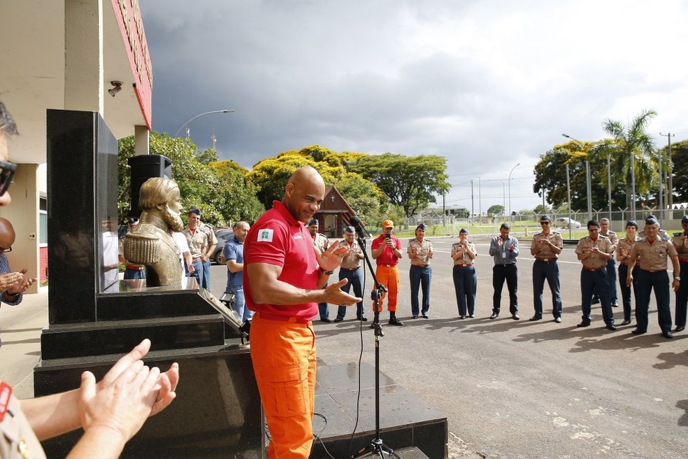 Coronel Carlos Emilson Ferreira dos Santos, do Corpo de Bombeiros do DF é aplaudido após discurso de despedida  — Foto: Corpo de Bombeiros/Divulgação 