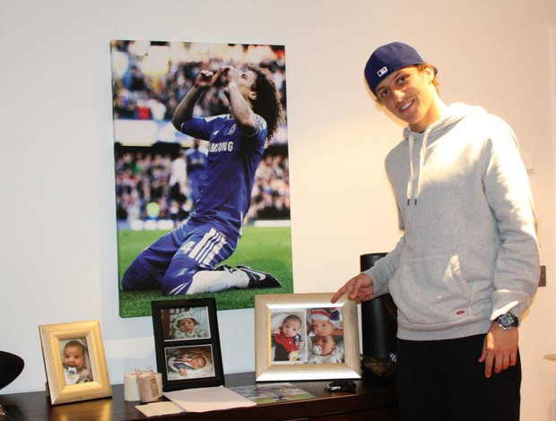 David Luiz ao lado de fotos do sobrinho e quadro do Chelsea (Foto: Fellipe Arnold / Globoesporte.com)
