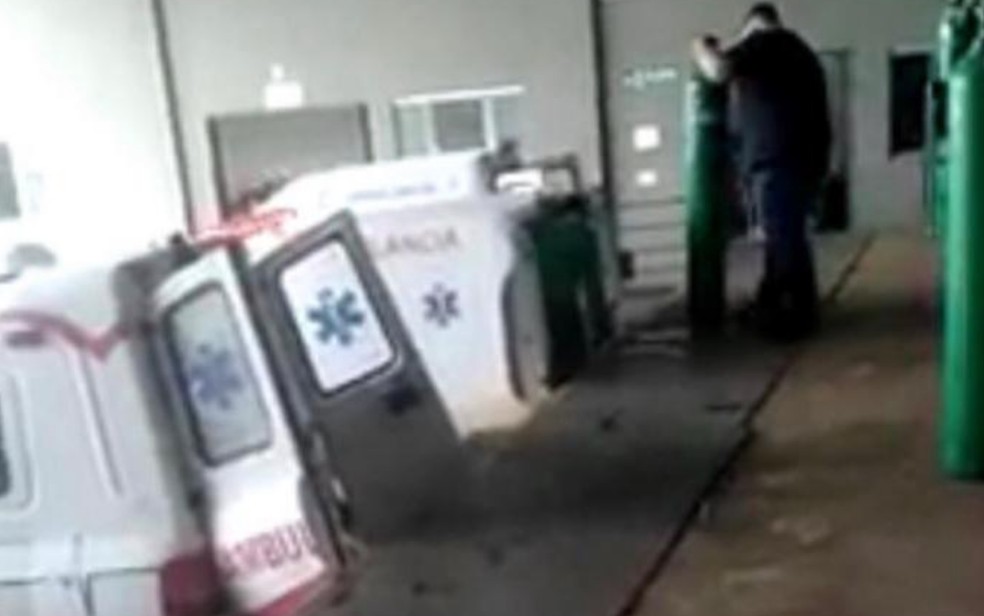 Ambulâncias de Palmeiras de Goiás buscam oxigênio após aumento de casos de Covid-19 — Foto: Reprodução/Facebook