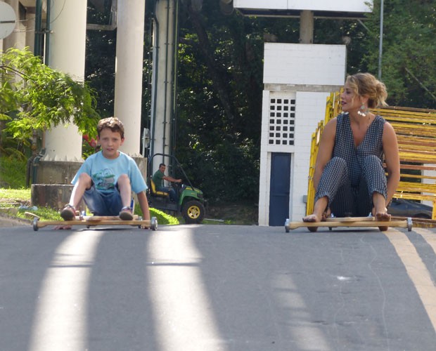 Leandro e Christine Fernandes brincam de carrinho de rolimã (Foto: Viviane Figueiredo Neto/ Gshow)