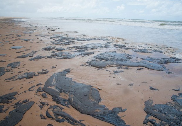 Praia atingida pela mancha de óleo em Sergipe (Foto: Adema/Governo de Sergipe via Agência Brasil)