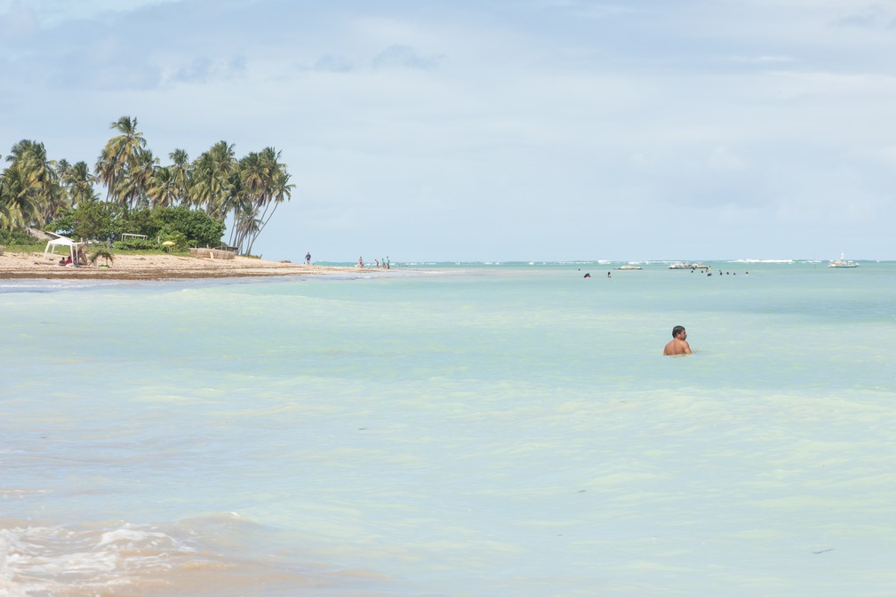 Turista aproveita a Praia de Lages: ondas levinhas, mar de cor 'caribenha' e com agitação na medida certa — Foto: Celso Tavares/G1