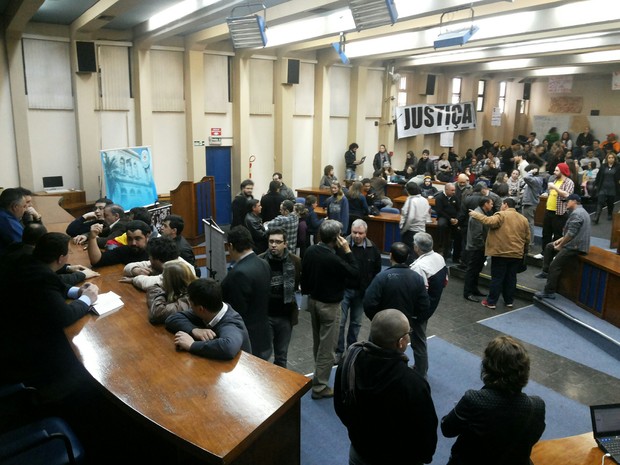 Vereadores da oposição ocupam o plenário em Santa Maria (Foto: Tiago Guedes/RBS TV)