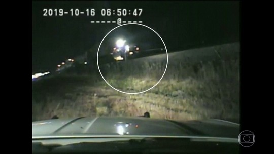 Vídeo: policial salva homem inconsciente na linha férrea segundos antes de o trem passar