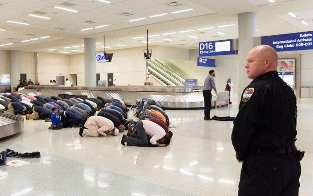 O primeiro veto de Trump foi seguido por protestos em aeroportos dos EUA (Foto:  Reuters/Laura Buckman)