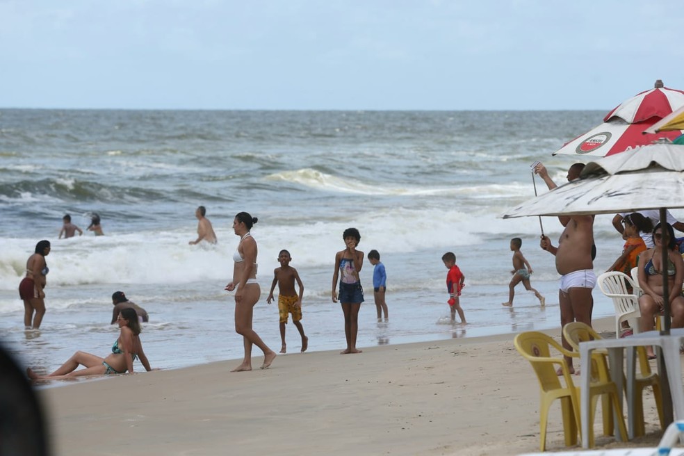 Bombeiros orientam que pessoas saiam das praias do litoral cearense e fiquem em casa durante pandemia de coronavírus — Foto: Fabiane de Paula/SVM