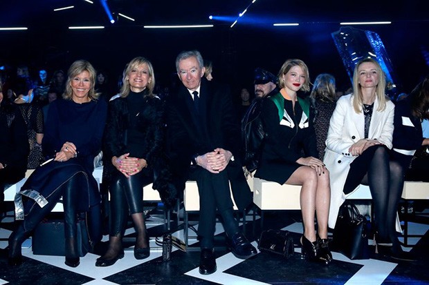Left to right: Brigitte Macron, Hélène Arnault and her husband LVMH CEO Bernard Arnault, Léa Seydoux and Louis Vuitton's executive vice president, Delphine Arnault at Louis Vuitton's autumn/winter 2017 show in Paris (Foto: GETTY)