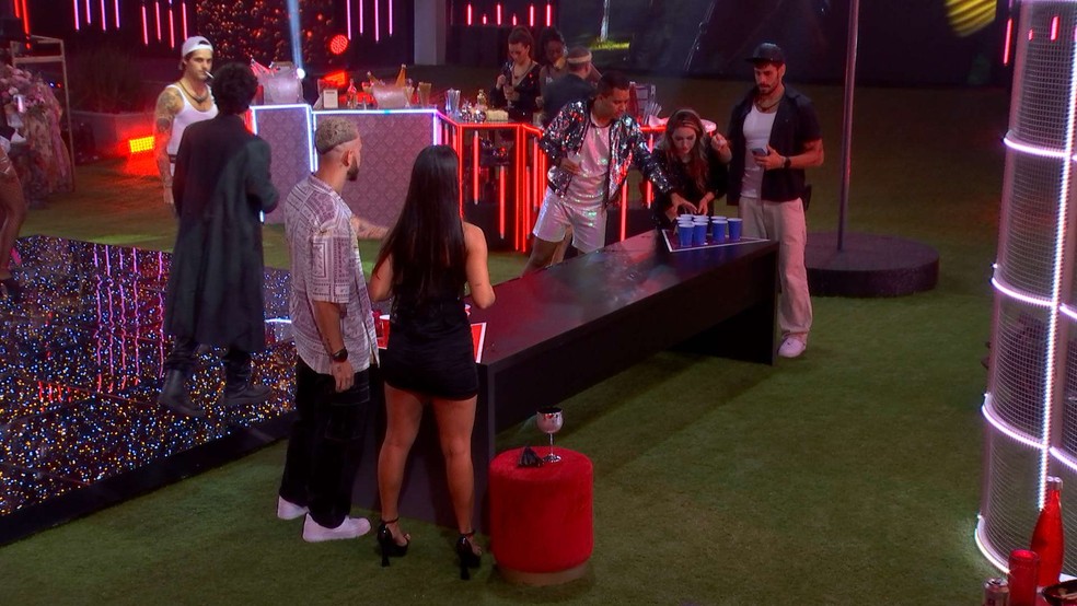 Festa teve jogos com bebidas — Foto: Globo