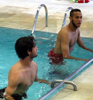 Em boa fase, titulares do São Paulo fazem recuperação na piscina do CT