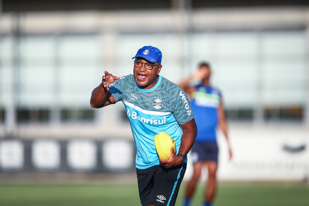 Roger Machado comanda treino do Grêmio — Foto: Lucas Uebel/Grêmio