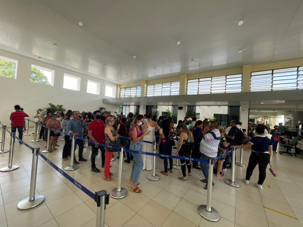 Com registro de fila em Natal, TRE-RN amplia hor&aacute;rio de atendimento ao eleitor &mdash; Foto: Larissa Cavalcante/Inter TV Cabugi