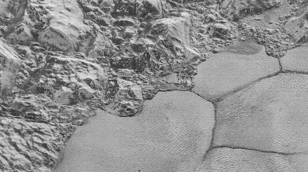 Descobertas recentes mostram que Plutão é muito mais complexo do que se pensava; nessa imagem, podemos ver dunas de gelo em sua superfície.  — Foto: Getty Images via BBC