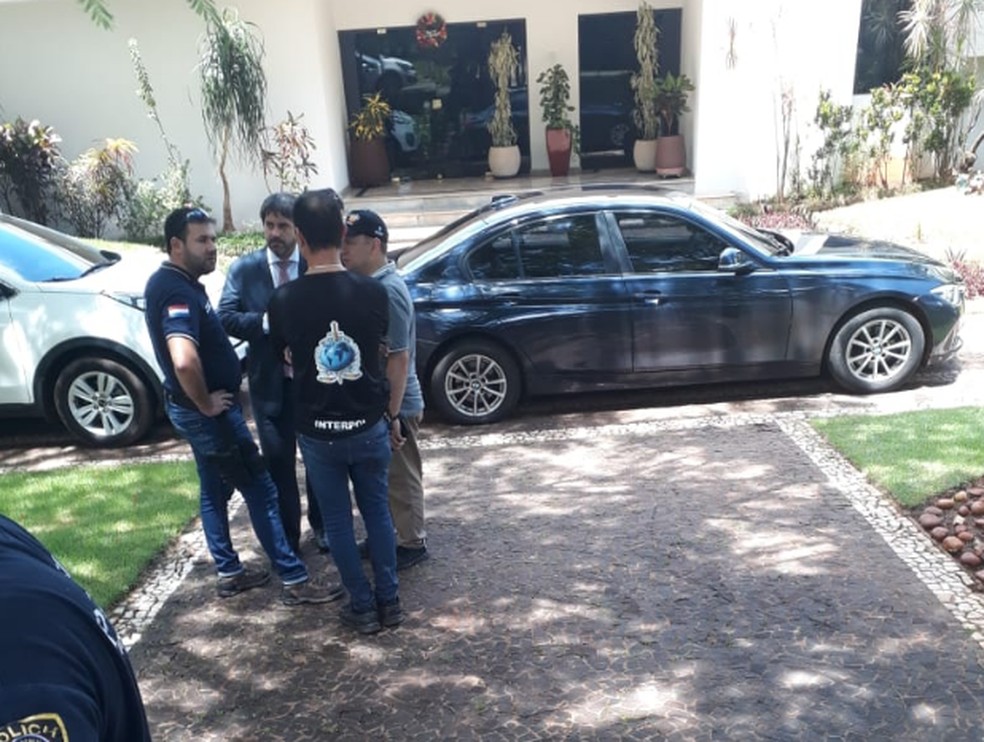 Secretaria Nacional de Inteligência do Paraguai divulgou imagens do momento em que a Interpol cerca a casa de Bruno Farina, no Paraná Country Club — Foto: Reprodução/Twitter/@sni_paraguay
