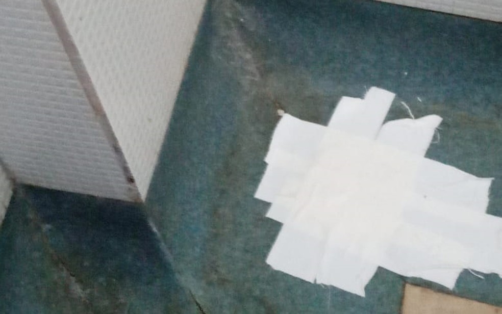 Ralo foi tapado com esparadrapo em hospital onde idosa foi picada por escorpião — Foto: Reprodução/WhatsApp
